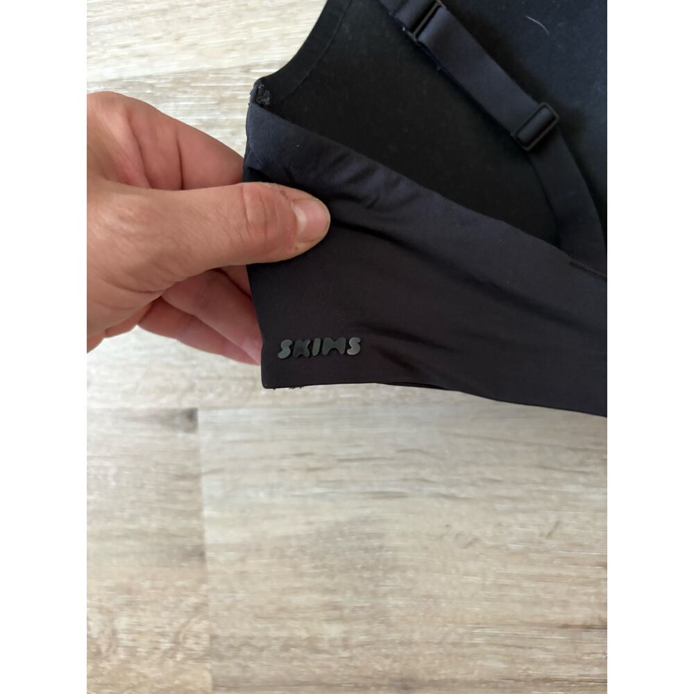 SKIMS Wireless Form T-Shirt Demi Bra - Onyx - Picture 4 of 6